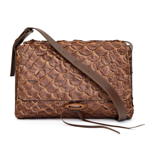Guaíra - Bolsa Tiracolo Transversal em Couro de Pirarucu Café