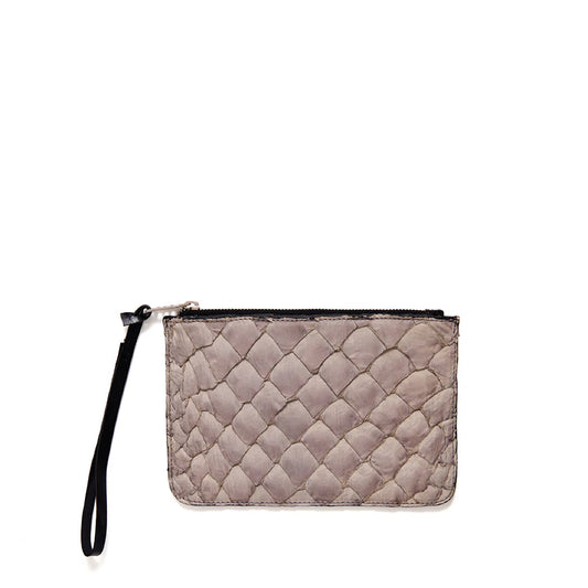 CECI - Carteira com alça de mão em couro de pirarucu Cinza