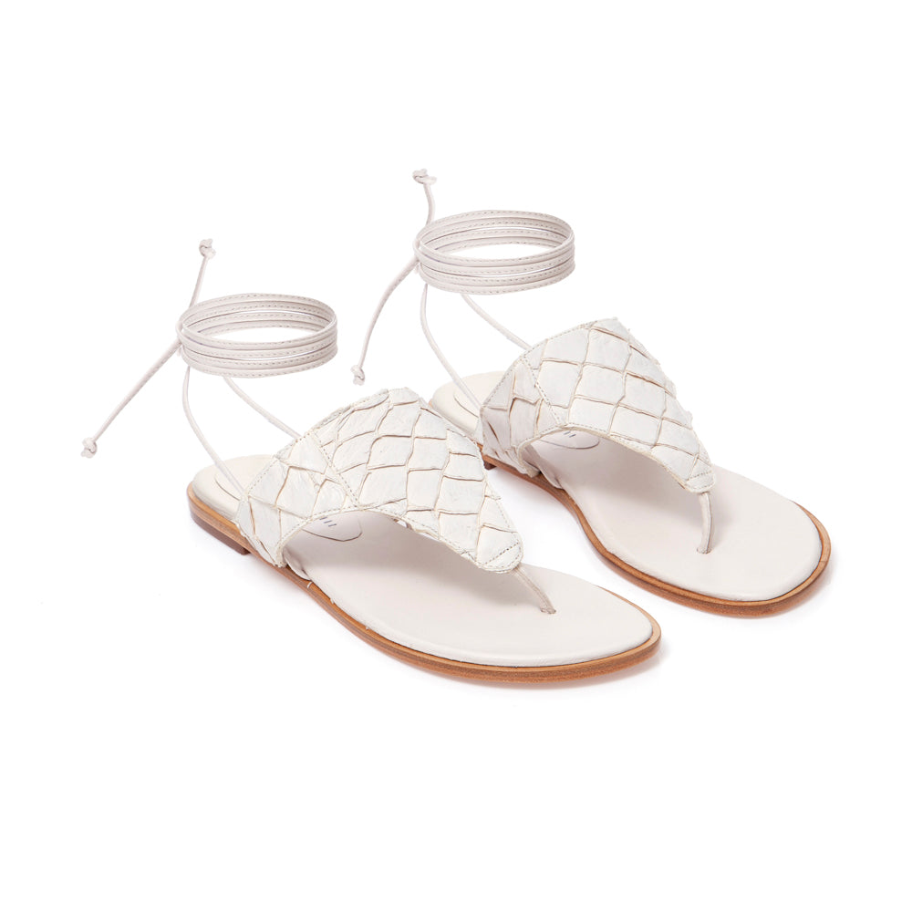 TEÇÁ - Sandália rasteira com tiras para amarração no tornozelo Off-white