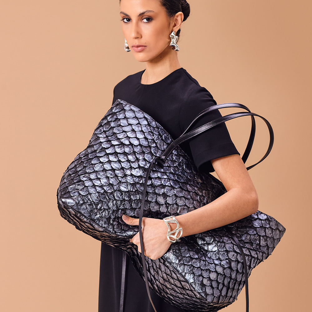 Cobé - Shopper em couro de pirarucu Preto com Prata
