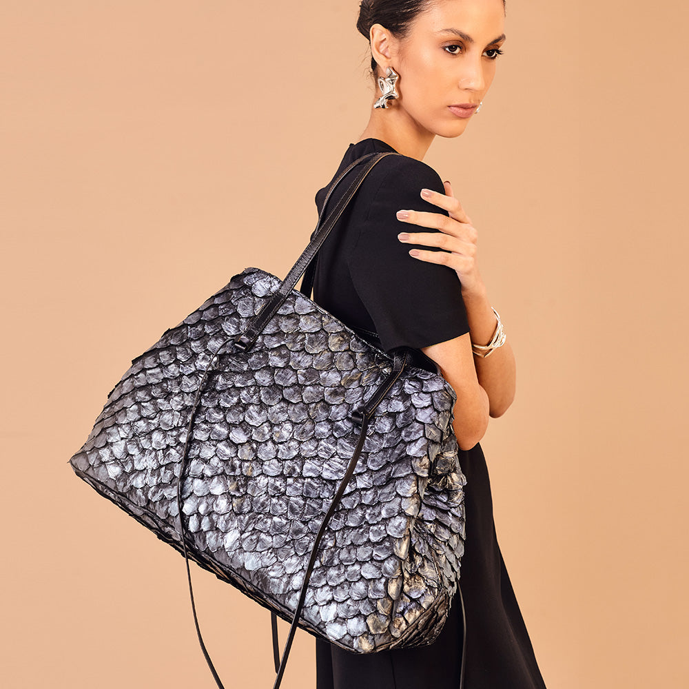 Cobé - Shopper em couro de pirarucu Preto com Prata