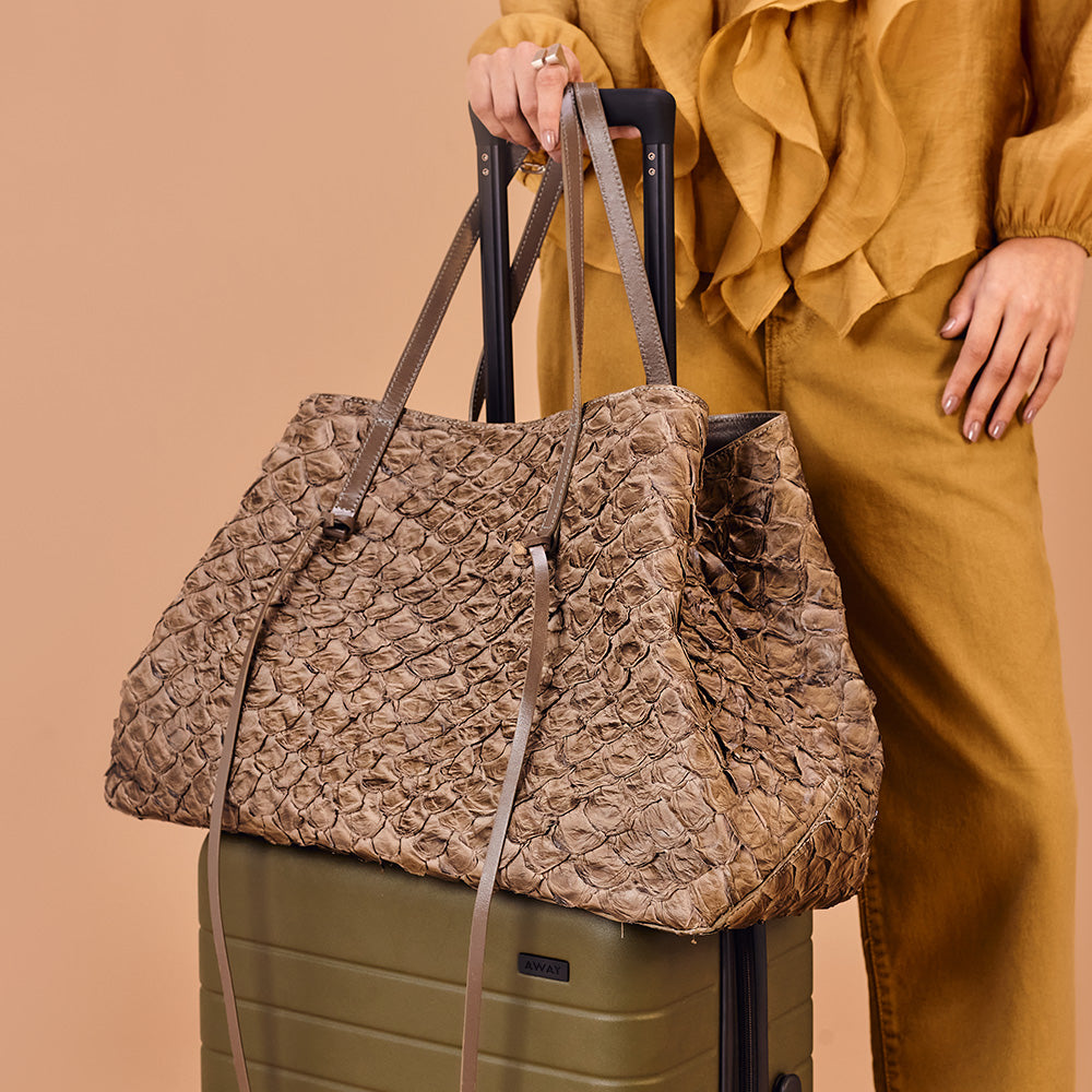 Cobé - Shopper em couro de pirarucu Oliva