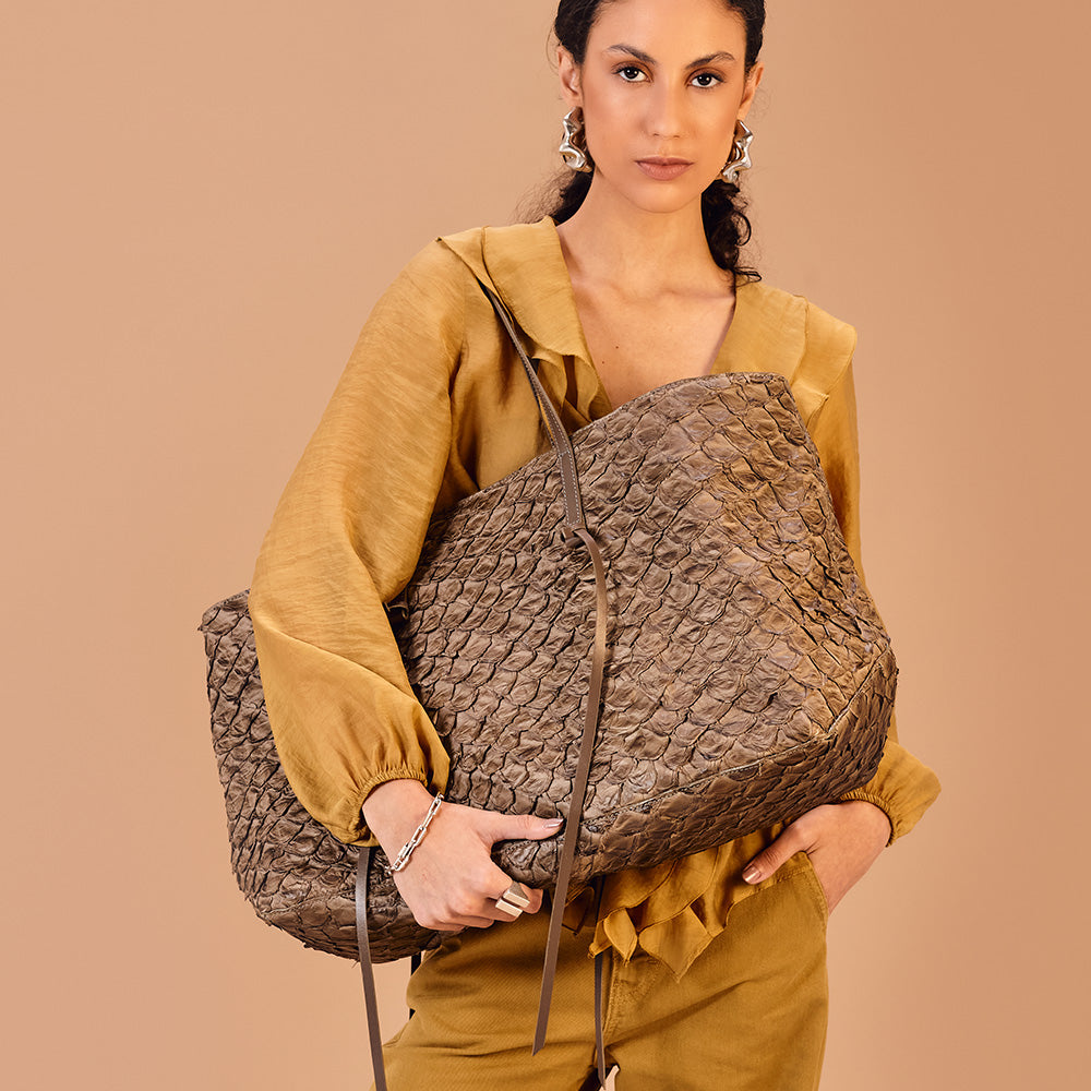 Cobé - Shopper em couro de pirarucu Oliva