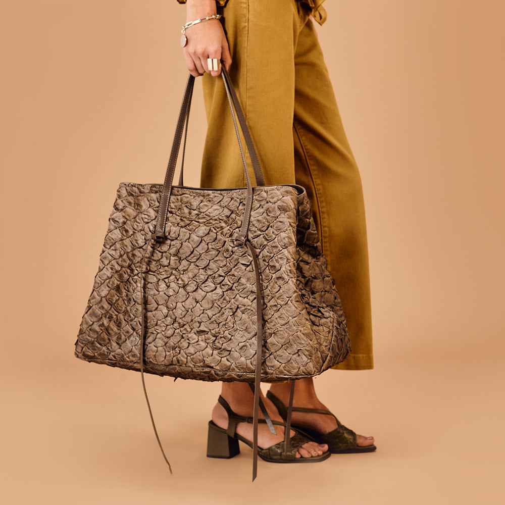Cobé - Shopper em couro de pirarucu Oliva