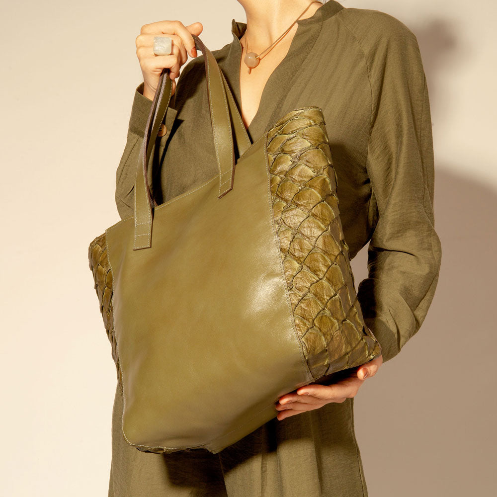 Nayla - Shopping Bag com laterais em couro de pirarucu Verde Militar