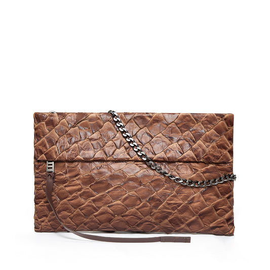 Aquira - Maxi Clutch em Couro de Pirarucu Café