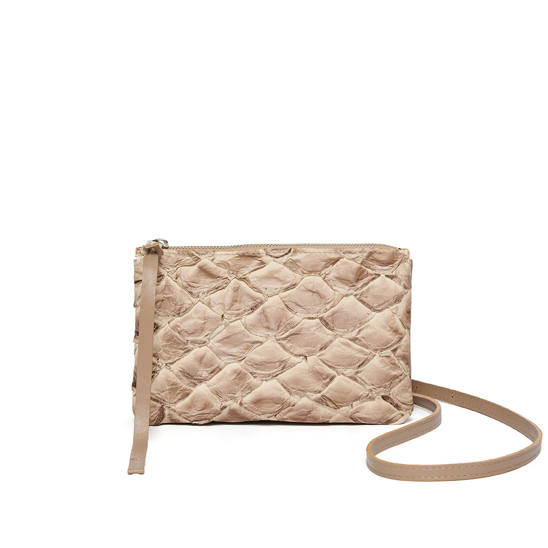 ARUANA - Bolsa Transversal Mini com Detalhes em Couro de Pirarucu Cappuccino