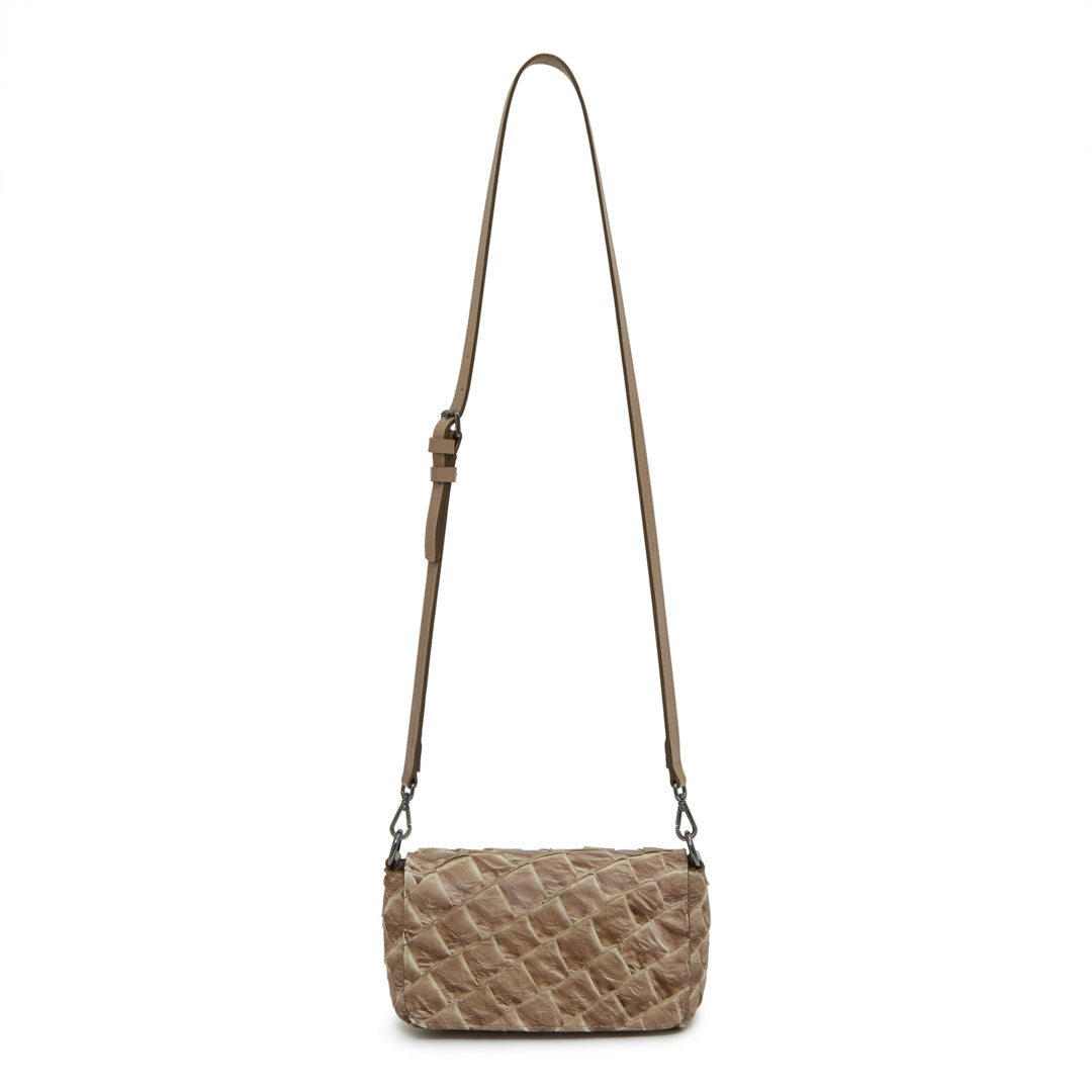 HUARI - Mini handbag em couro de pirarucu - Cappuccino
