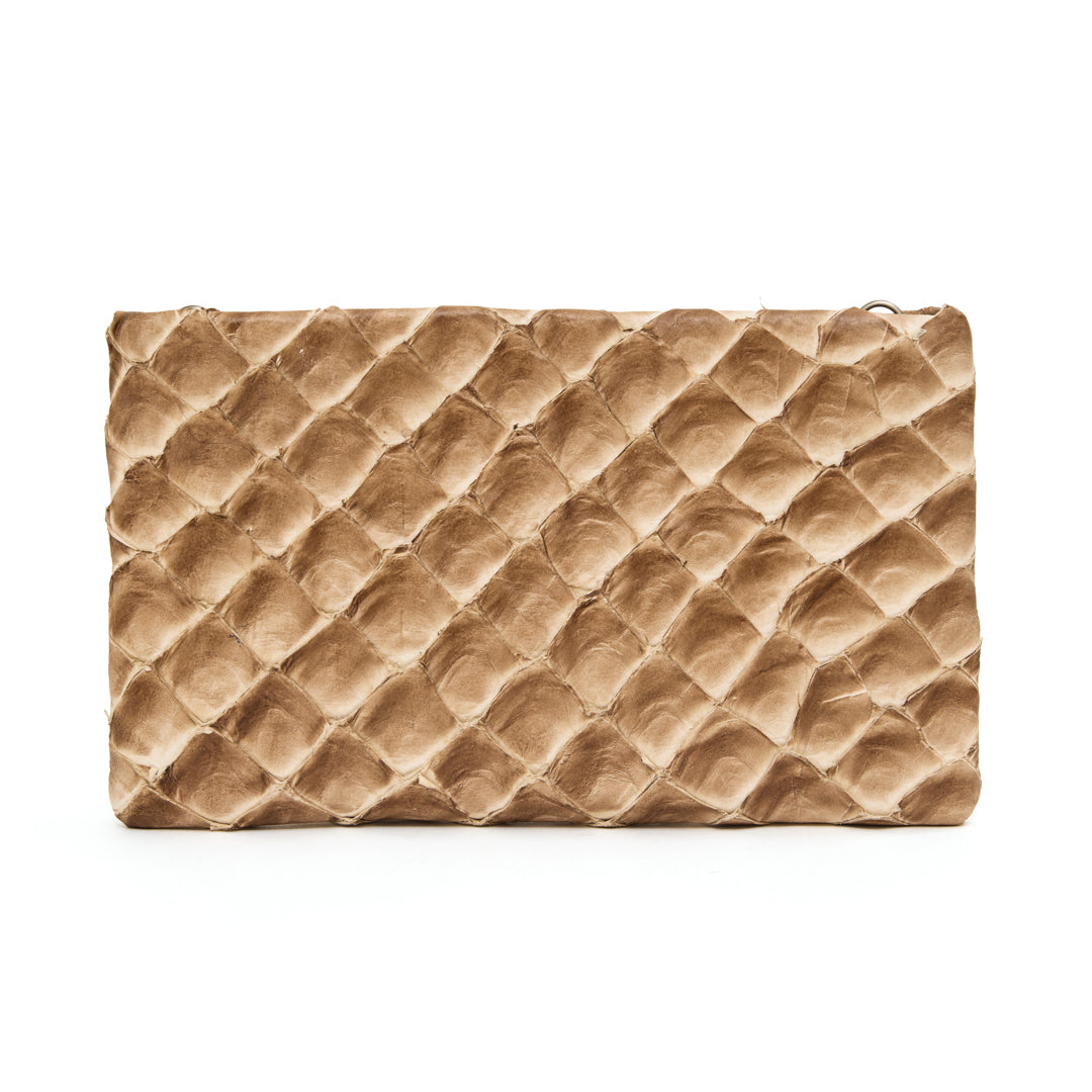 Aquira Mini - Mini Clutch em couro de pirarucu - Cappuccino