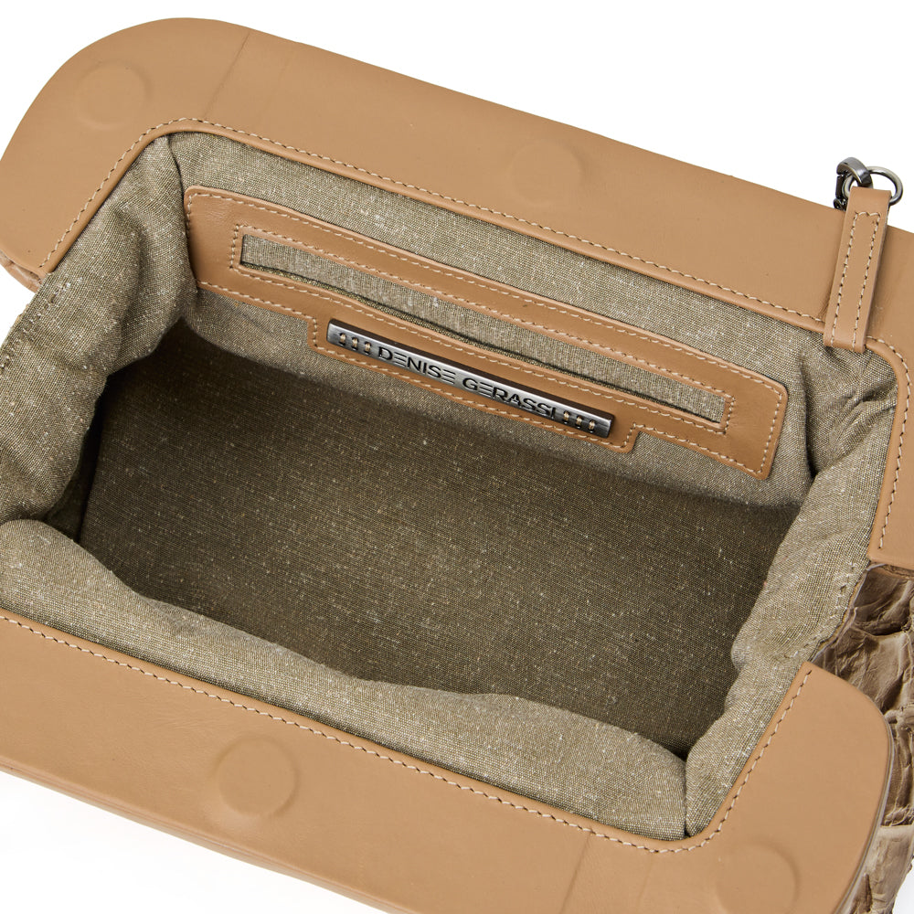 Inara - Bolsa Clutch em Couro de Pirarucu Cappuccino