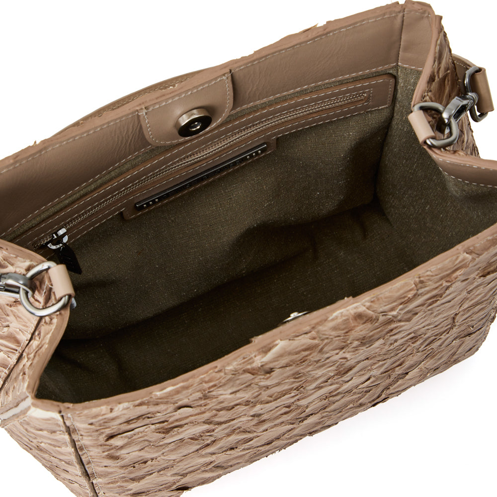 Suyane - Bolsa Tiracolo Transversal em Couro de Pirarucu Cappuccino