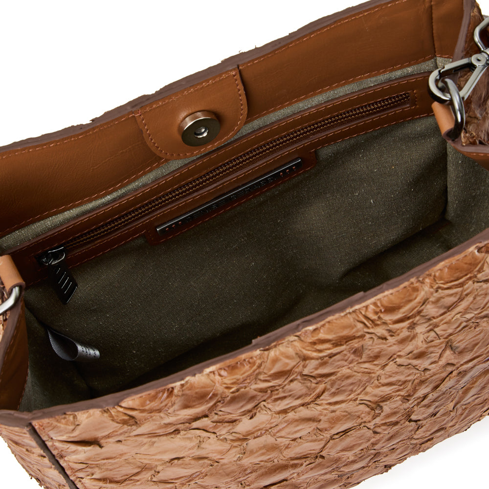 Suyane - Bolsa Tiracolo Transversal em Couro de Pirarucu Tobacco