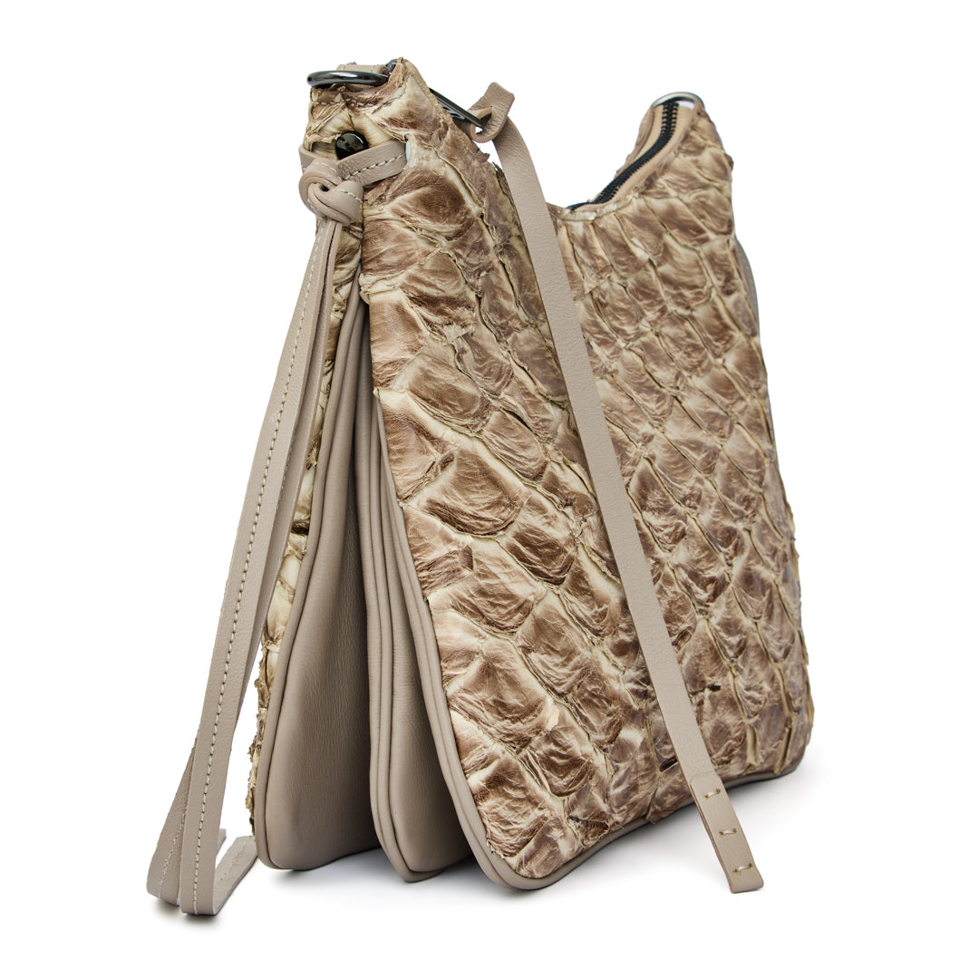 Yara - Bolsa Tiracolo Transversal em Couro de Pirarucu Cappuccino