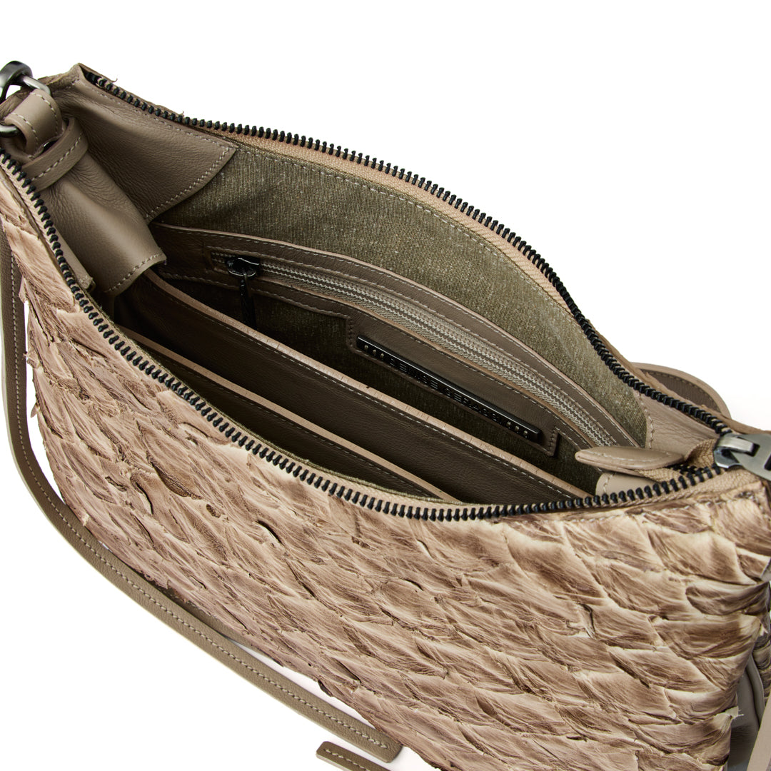 Yara - Bolsa Tiracolo Transversal em Couro de Pirarucu Cappuccino