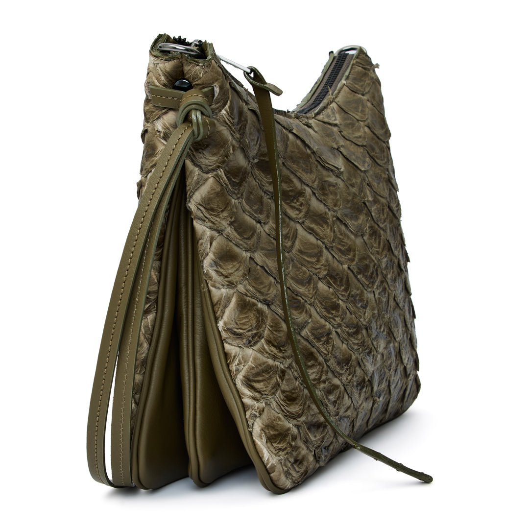 Yara - Bolsa Tiracolo Transversal em Couro de Pirarucu Oliva