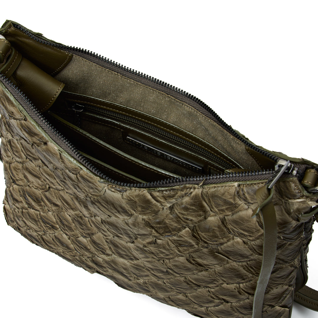 Yara - Bolsa Tiracolo Transversal em Couro de Pirarucu Oliva