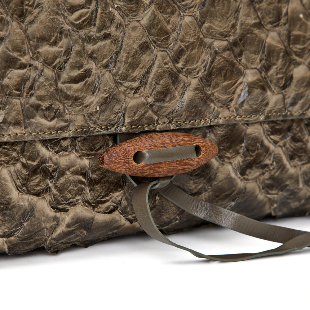 Guaíra - Bolsa Tiracolo Transversal em Couro de Pirarucu Oliva