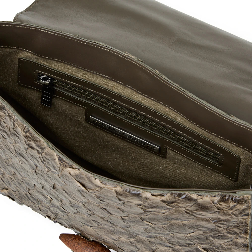 Guaíra - Bolsa Tiracolo Transversal em Couro de Pirarucu Oliva