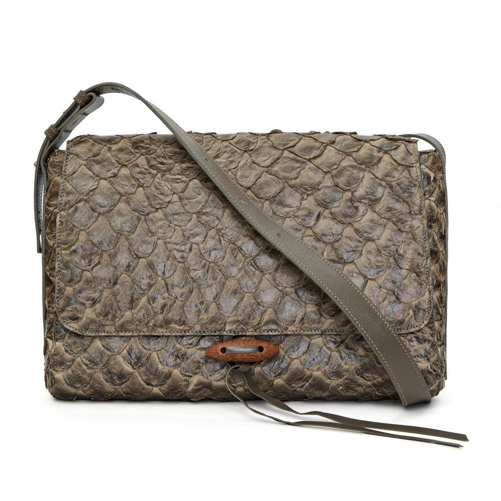 Guaíra - Bolsa Tiracolo Transversal em Couro de Pirarucu Oliva