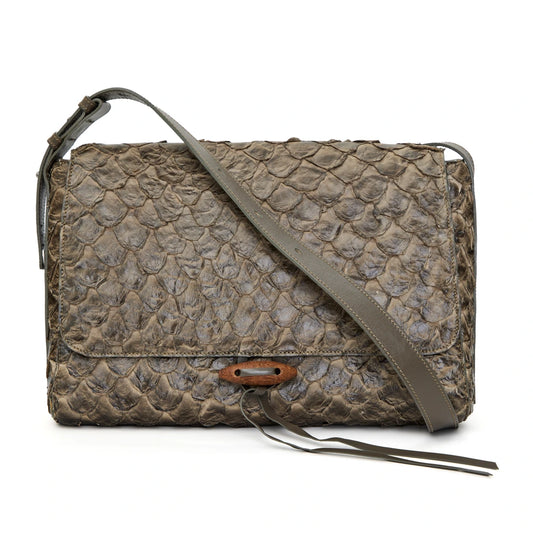 Guaíra - Bolsa Tiracolo Transversal em Couro de Pirarucu Oliva
