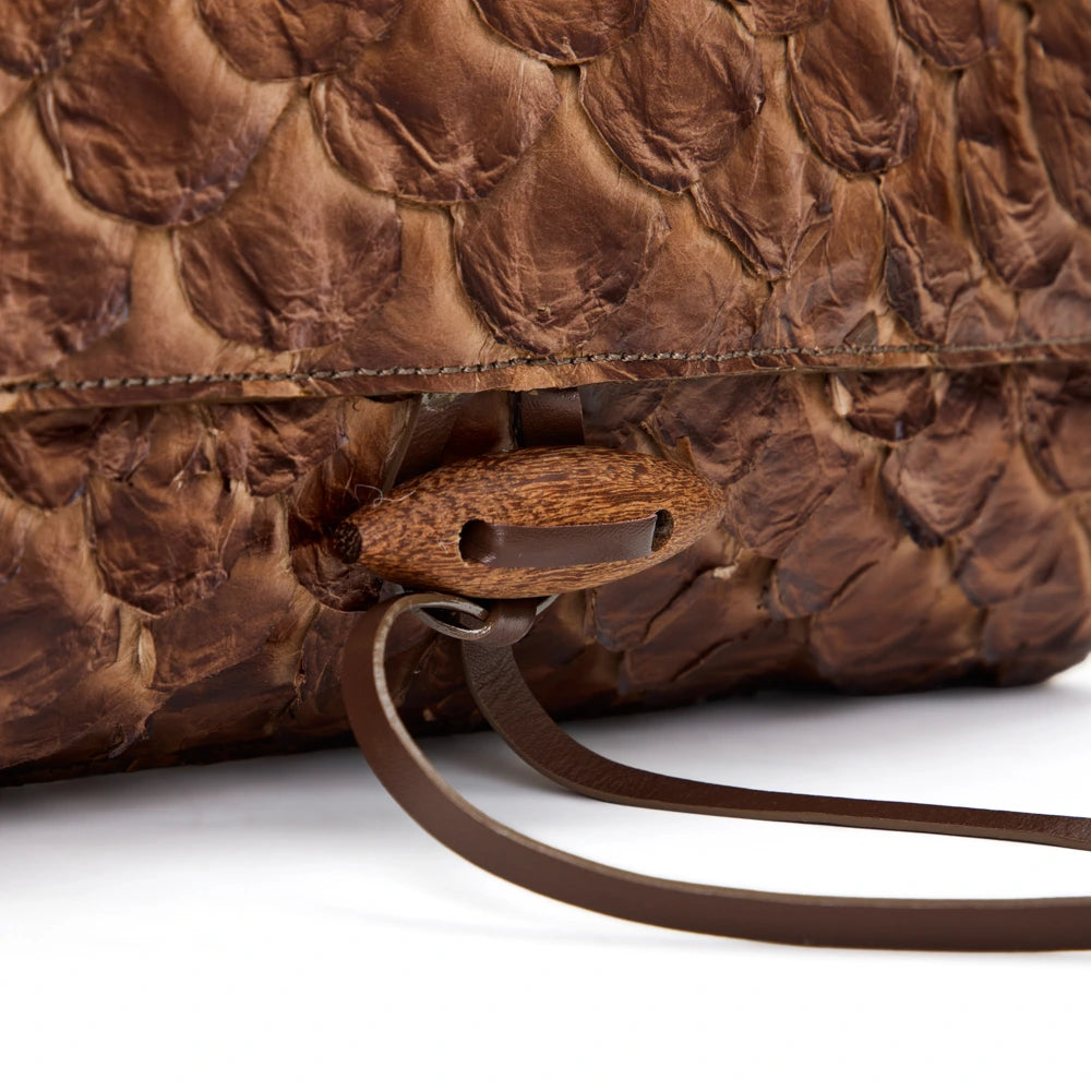 Guaíra - Bolsa Tiracolo Transversal em Couro de Pirarucu Café