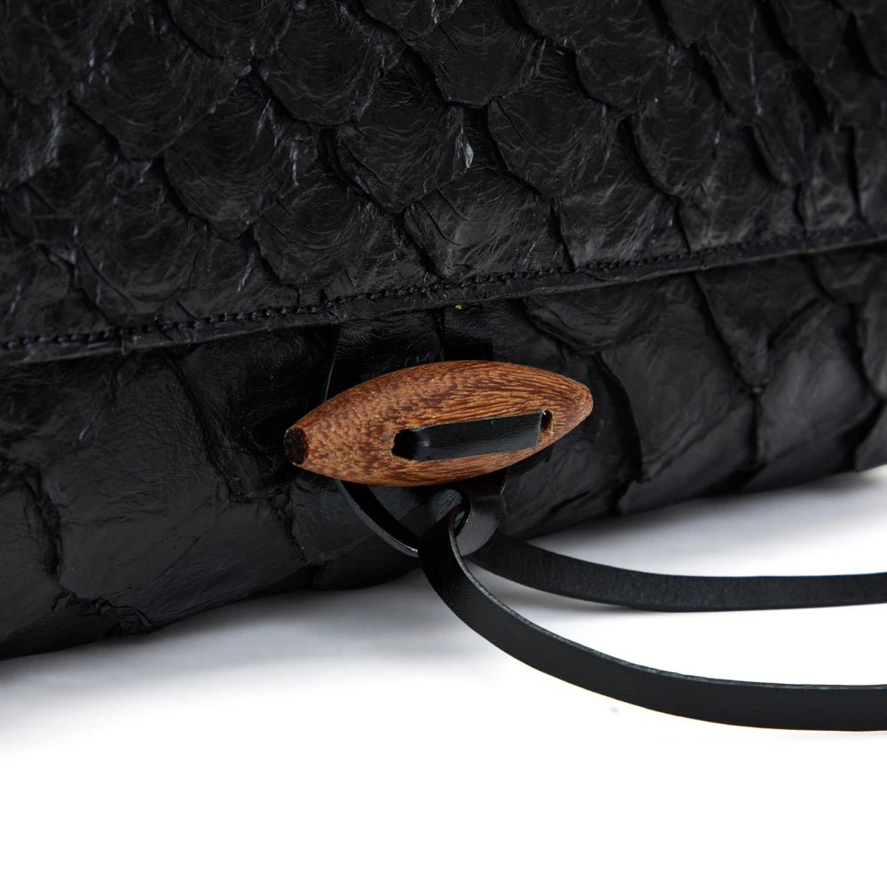 Guaíra - Bolsa Tiracolo Transversal em Couro de Pirarucu Preto