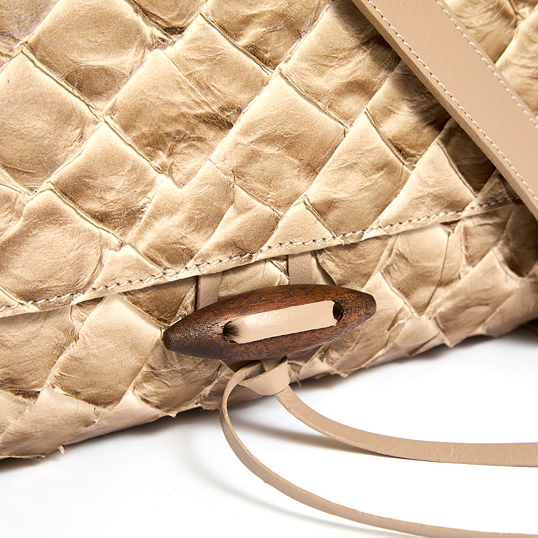 Guaíra - Bolsa Tiracolo Transversal em Couro de Pirarucu Cappuccino