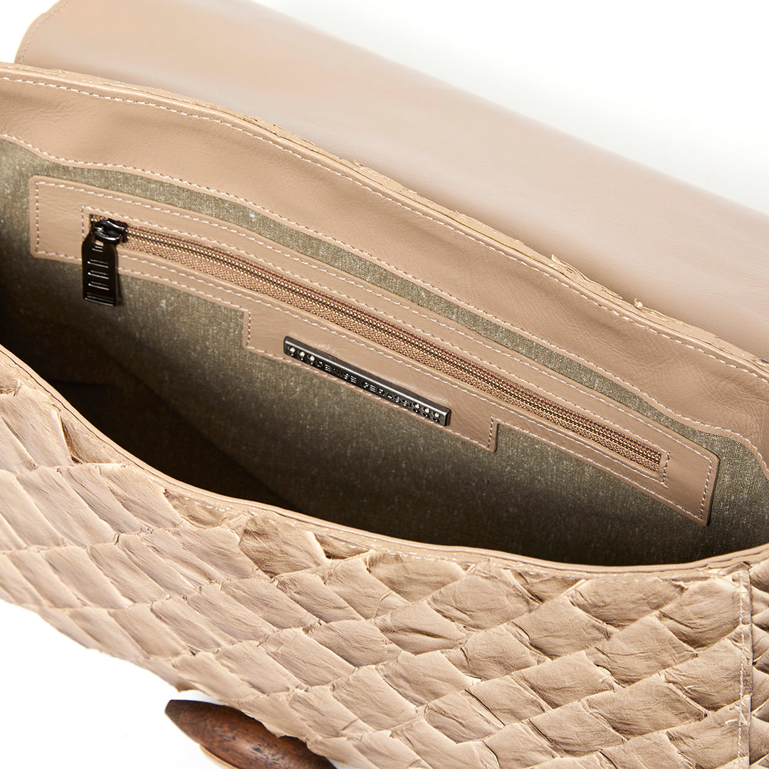 Guaíra - Bolsa Tiracolo Transversal em Couro de Pirarucu Cappuccino