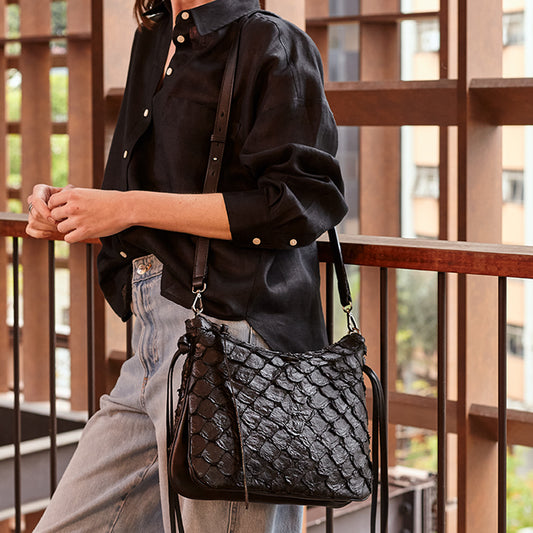 Yara - Bolsa Tiracolo Transversal em Couro de Pirarucu Preto