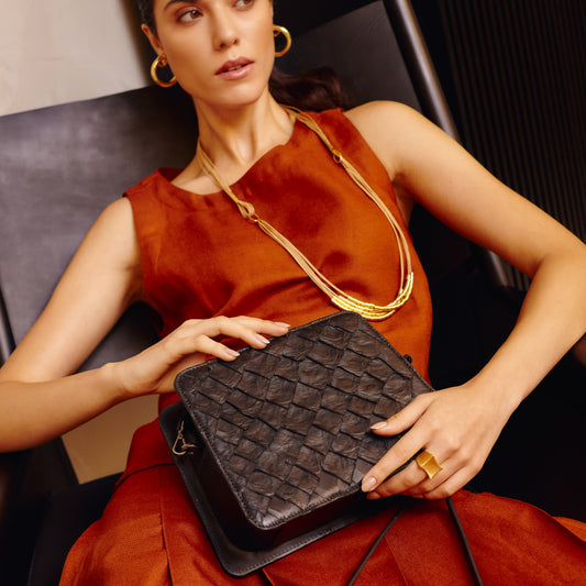 IBERÊ - Handbag em couro de pirarucu com alça de corrente formada com elos em madeira e metal - Cor Preta