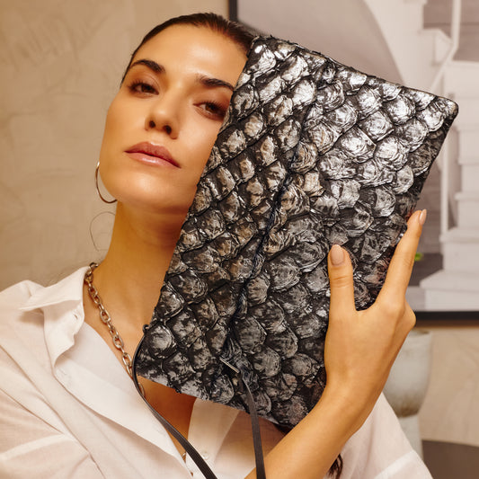 Bolsa Aquira Maxi Clutch em Couro de Pirarucu - Cor Preto com Prata