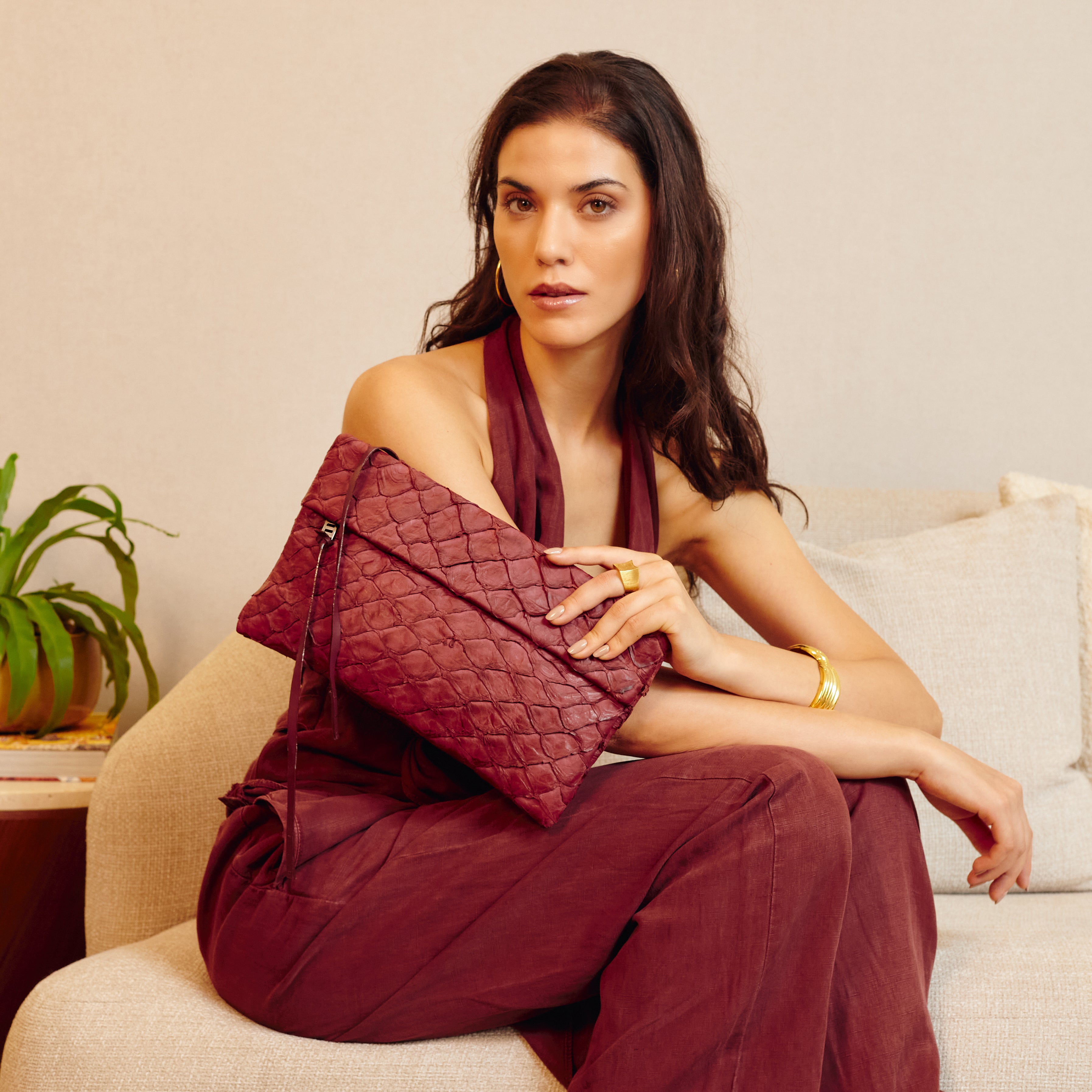 NEW AQUIRA - Maxi clutch in pirarucu leather. Comes with chain strap