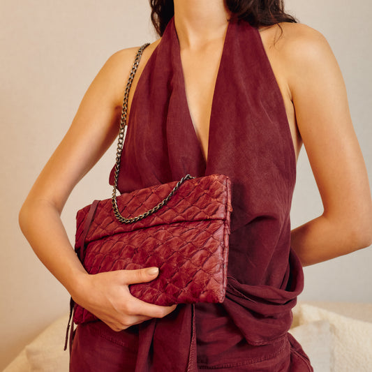 Bolsa Aquira Maxi Clutch em Couro de Pirarucu - Cor Claret