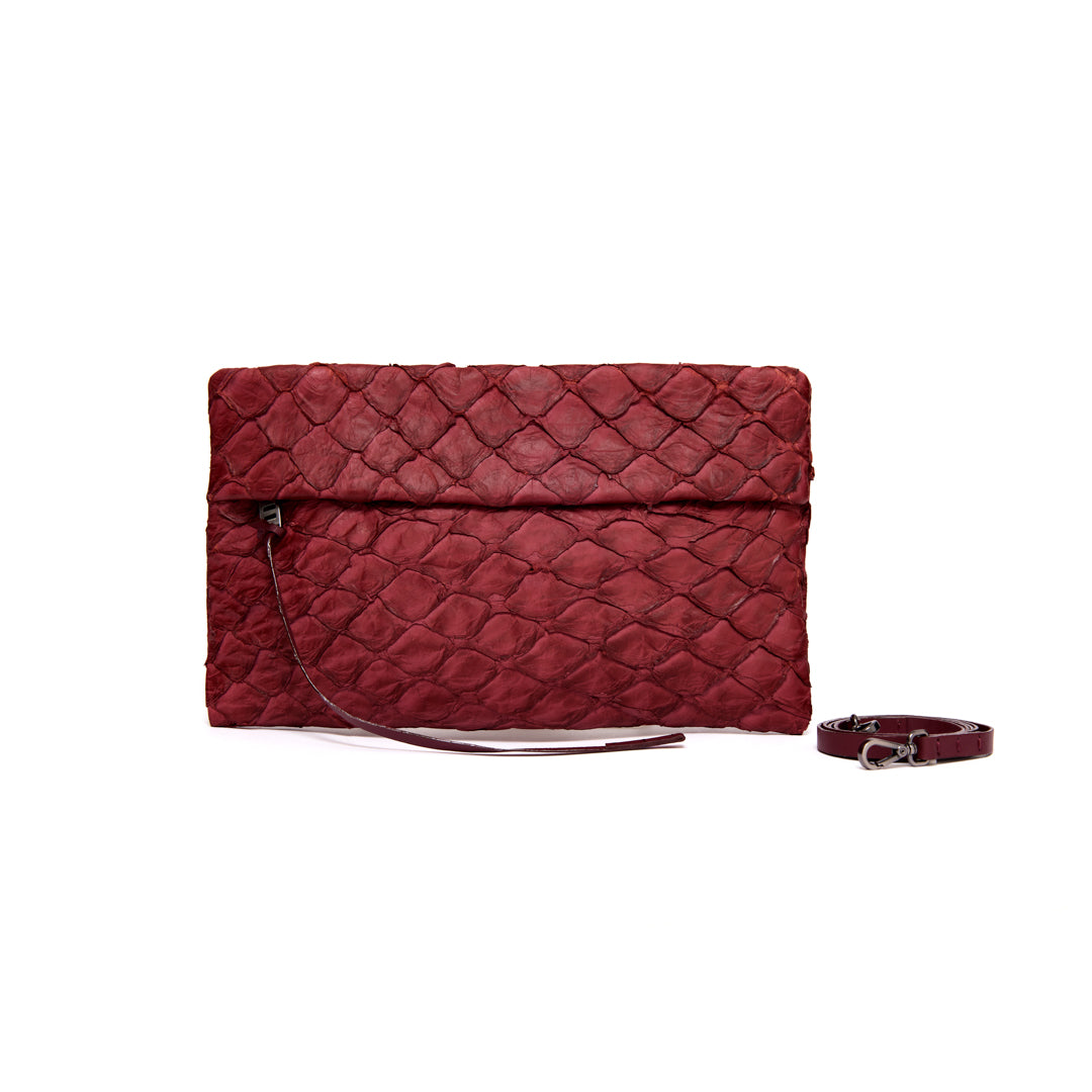 NEW AQUIRA - Maxi clutch in pirarucu leather. Comes with chain strap