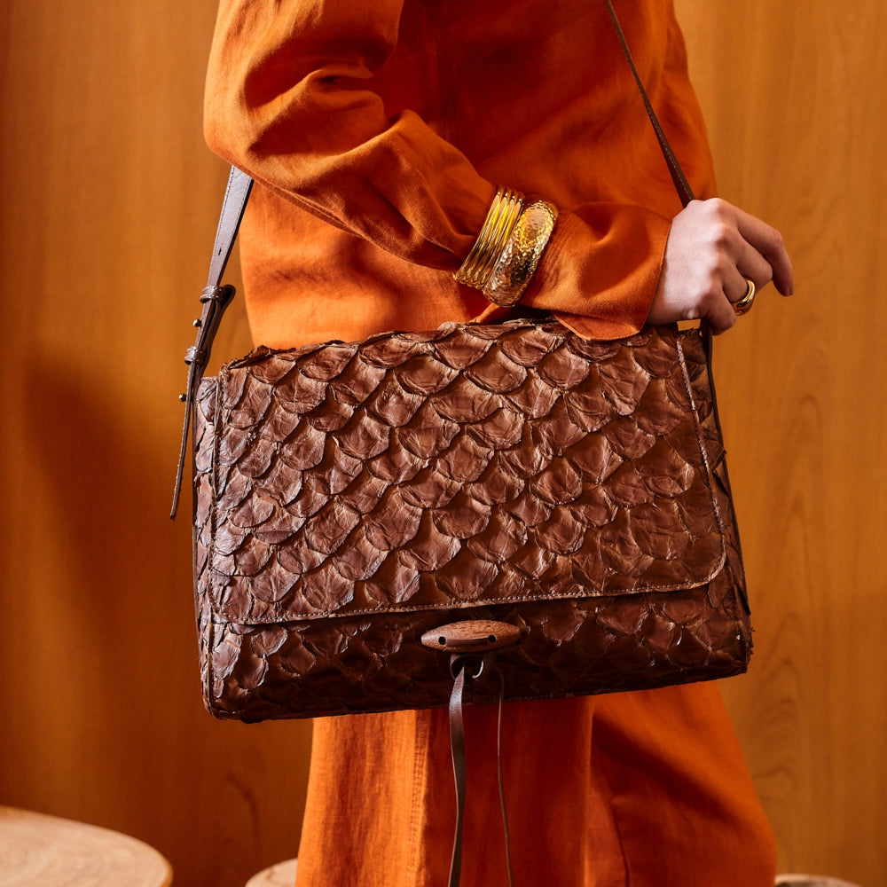 Guaíra - Bolsa Tiracolo Transversal em Couro de Pirarucu Café