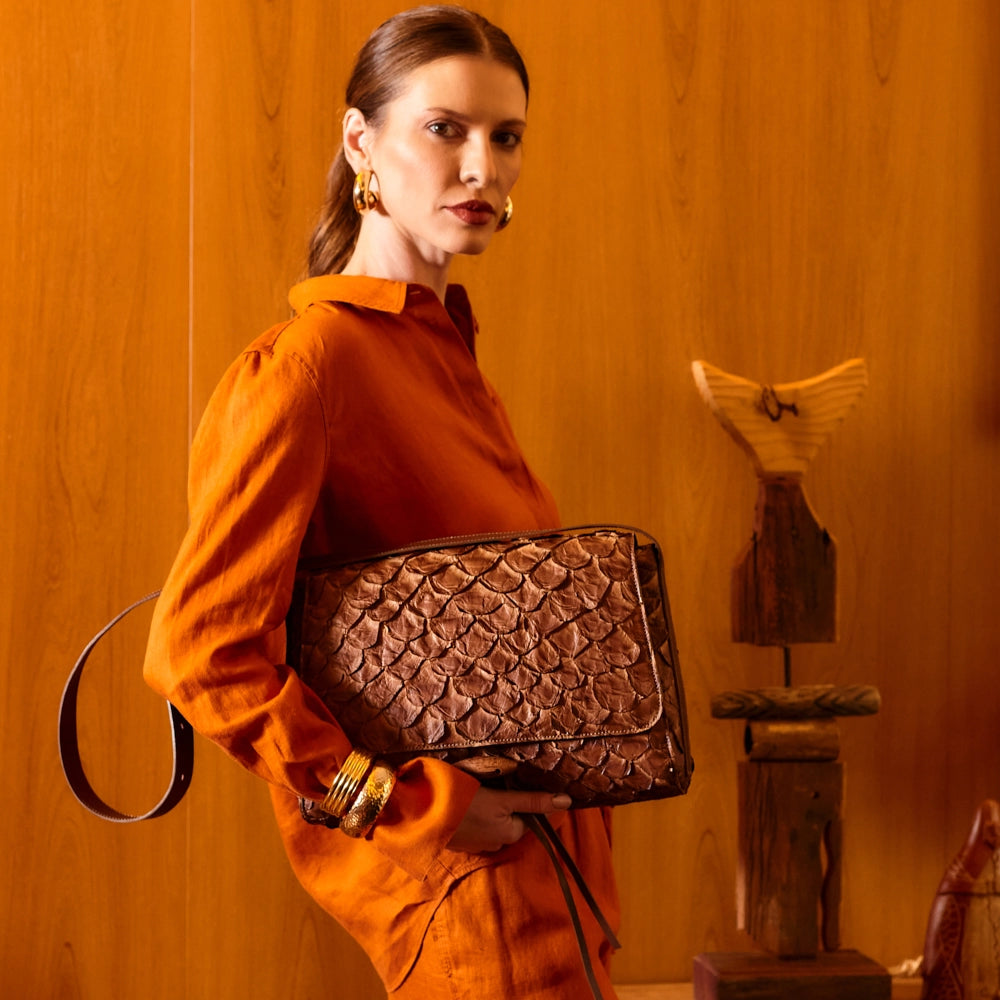 Guaíra - Bolsa Tiracolo Transversal em Couro de Pirarucu Café