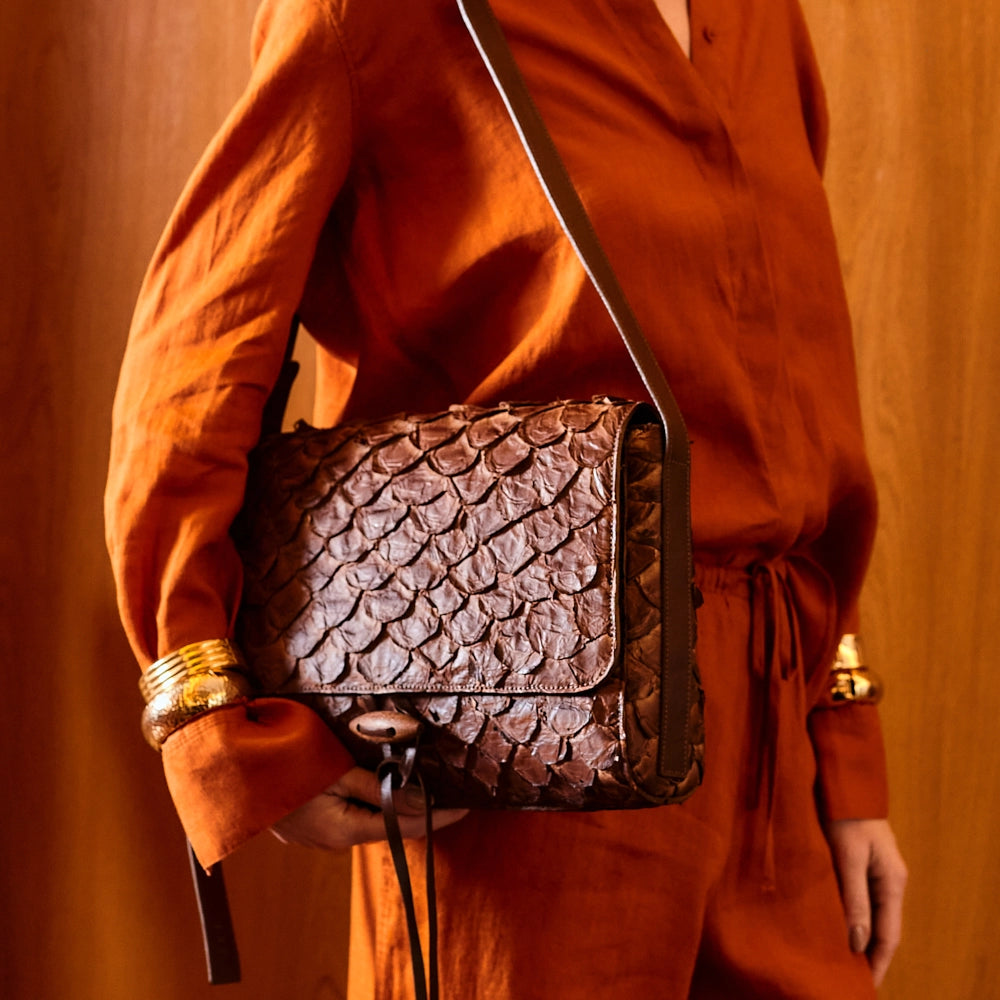 Guaíra - Bolsa Tiracolo Transversal em Couro de Pirarucu Café