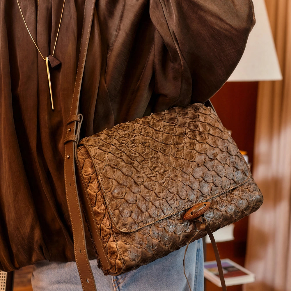 Guaíra - Bolsa Tiracolo Transversal em Couro de Pirarucu Oliva