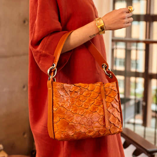 Aimara - Handbag em couro de pirarucu Telha