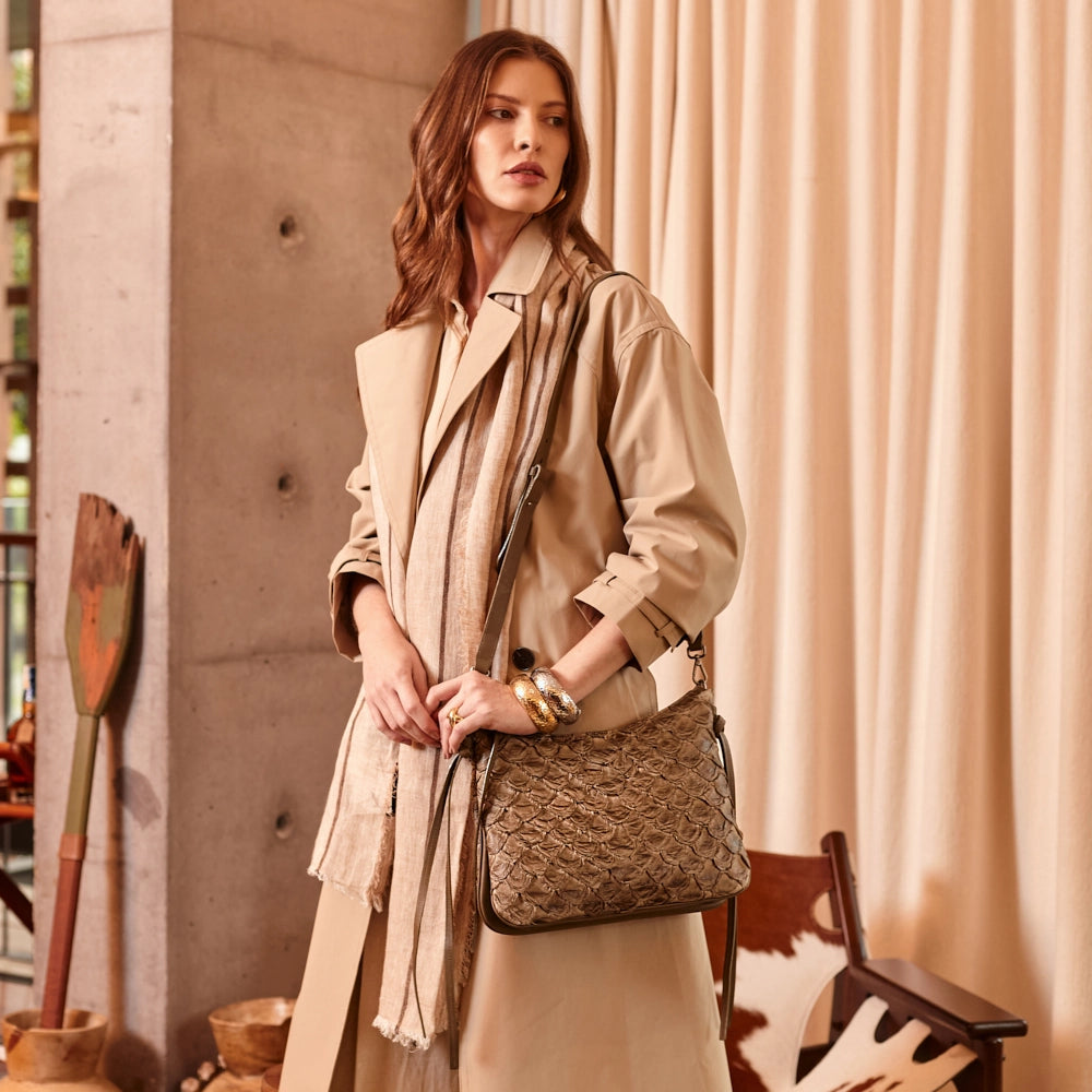 Yara - Bolsa Tiracolo Transversal em Couro de Pirarucu Oliva