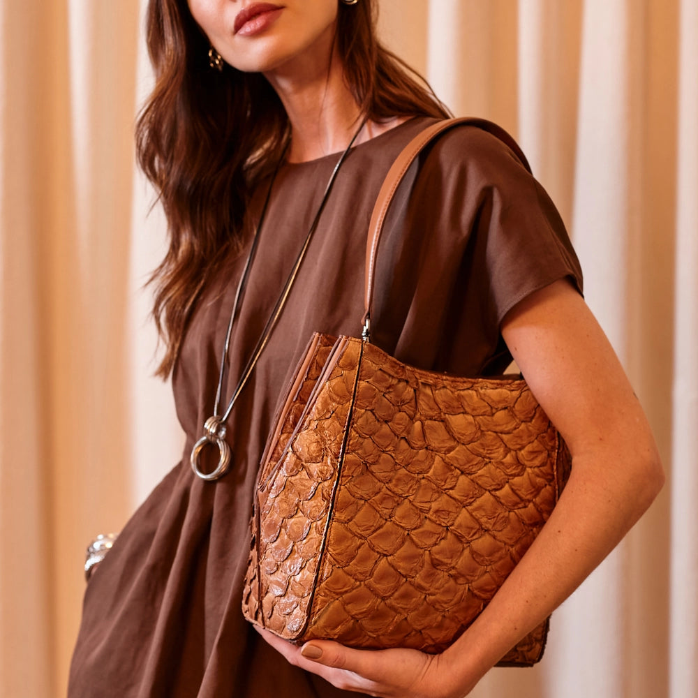 Suyane - Bolsa Tiracolo Transversal em Couro de Pirarucu Tobacco