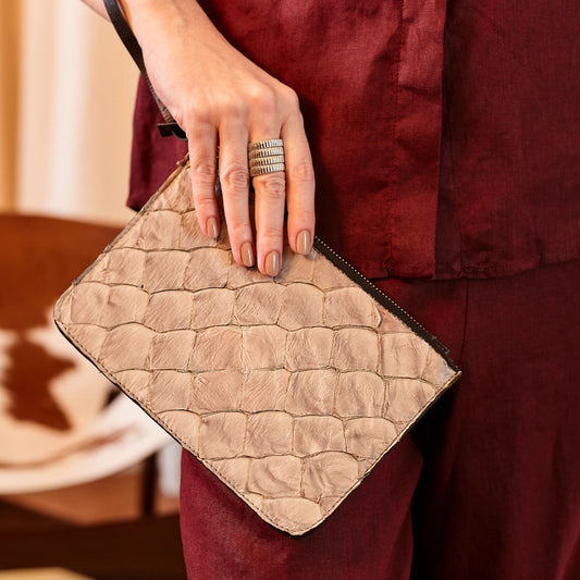 CECI - Carteira com alça de mão em couro de pirarucu Cinza