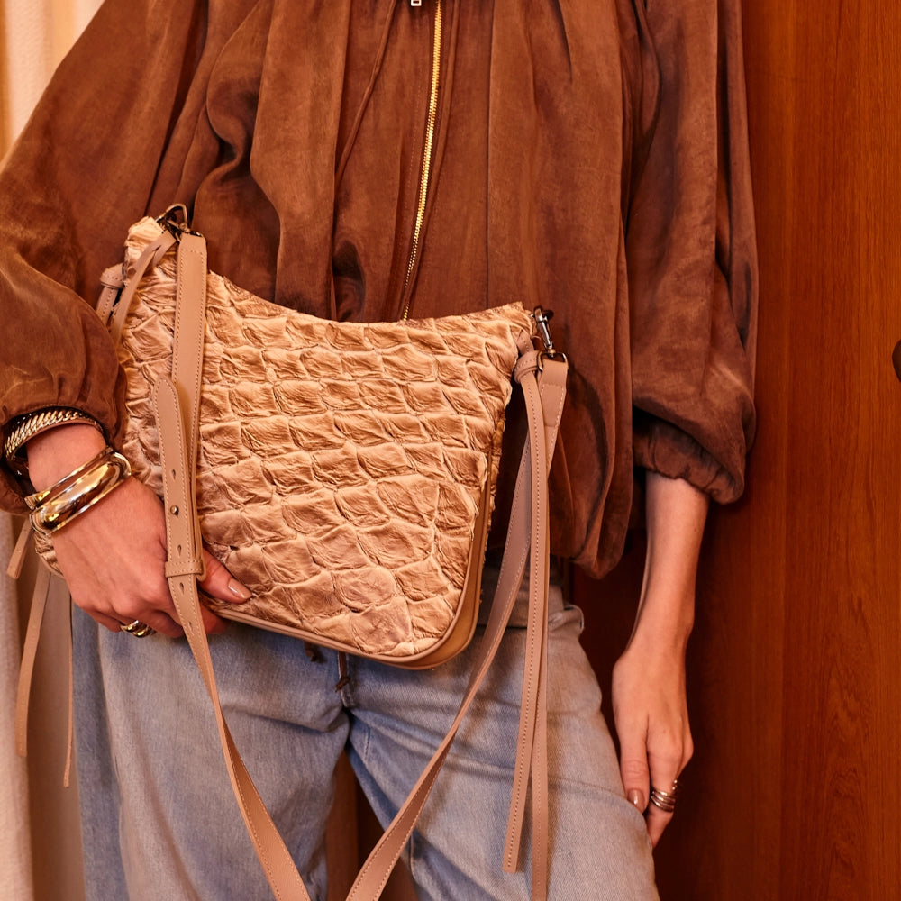 Yara - Bolsa Tiracolo Transversal em Couro de Pirarucu Cappuccino