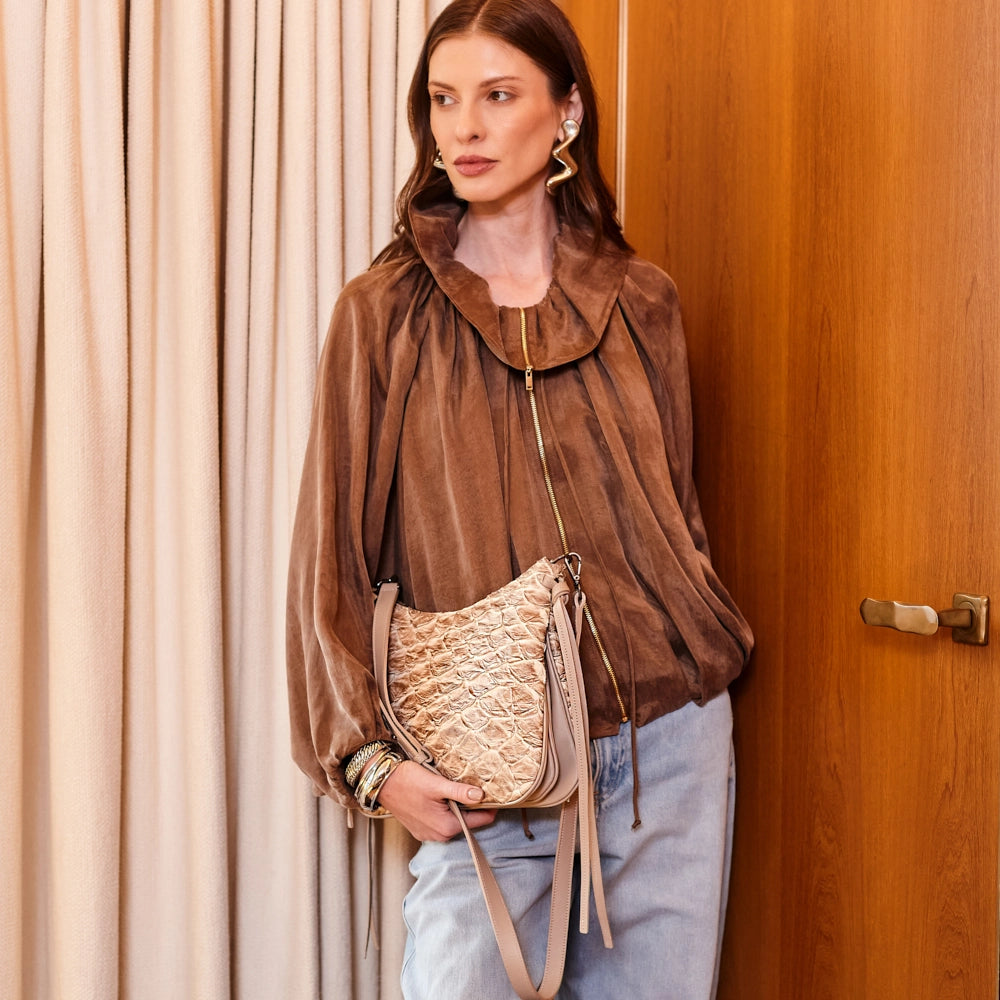 Yara - Bolsa Tiracolo Transversal em Couro de Pirarucu Cappuccino