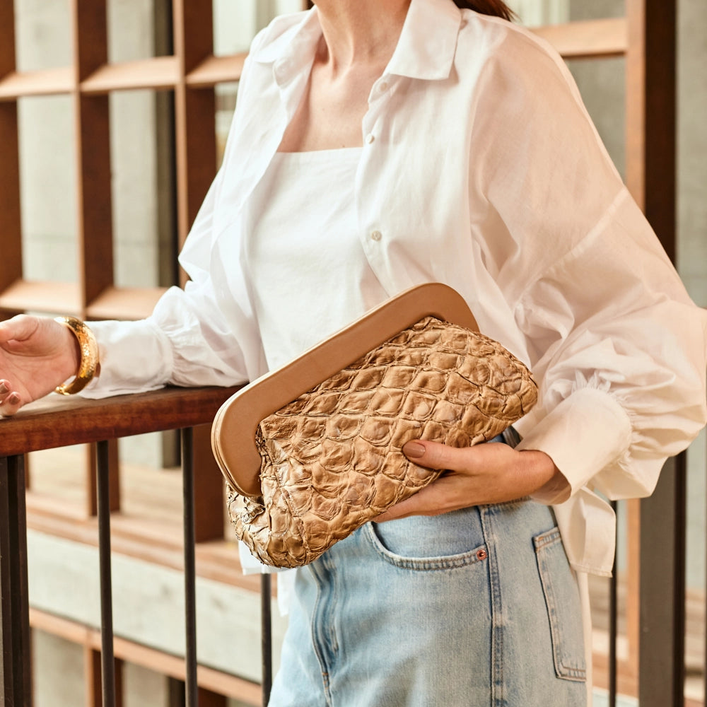 Inara - Bolsa Clutch em Couro de Pirarucu Cappuccino