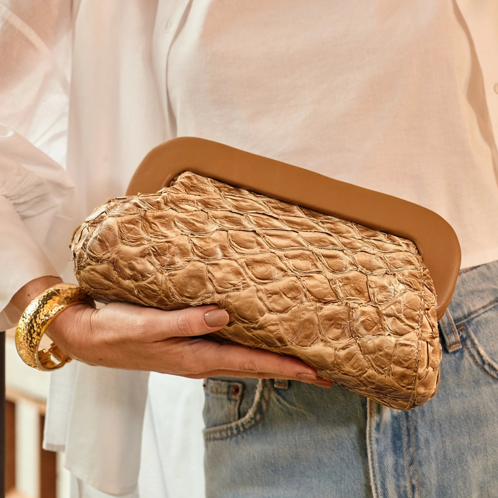 Inara - Bolsa Clutch em Couro de Pirarucu Cappuccino
