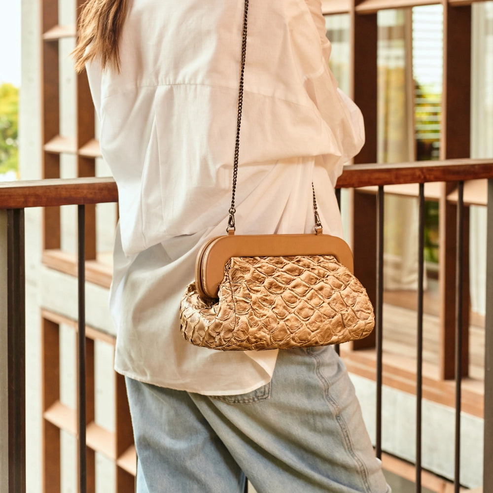 Inara - Bolsa Clutch em Couro de Pirarucu Cappuccino