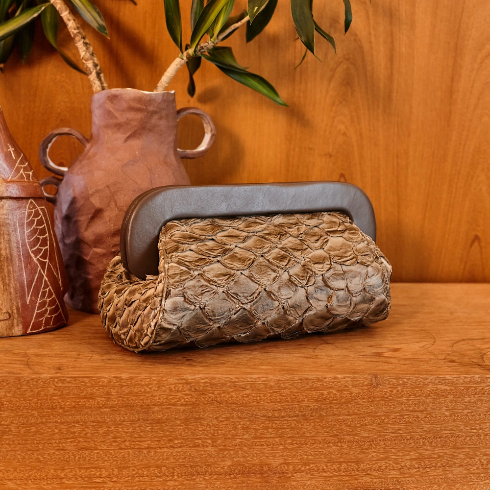 Inara - Bolsa Clutch em Couro de Pirarucu Oliva