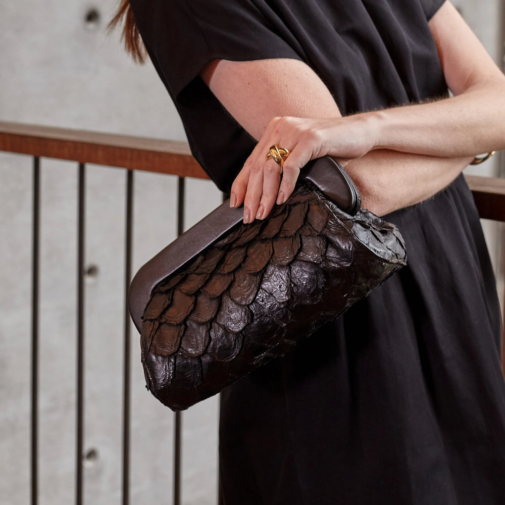 Inara - Bolsa Clutch em Couro de Pirarucu Preto