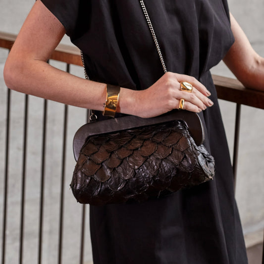 Inara - Bolsa Clutch em Couro de Pirarucu Preto
